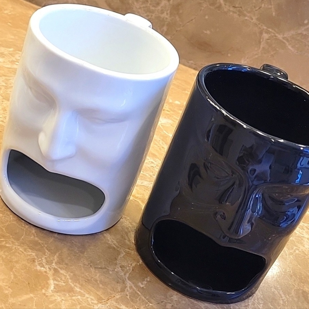 Cordon Bleu Black & White Coffee Mugs with a built-in Cookie Shelf.⁷